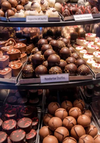 Sailer Mitarbeiterin bereitet Jourgebäck zu