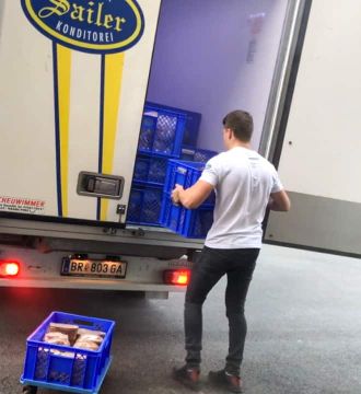 Simon Sailer belädt Lieferwagen mit Gebäck