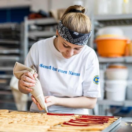 Sailer Lehrling bereitet Gebäck vor