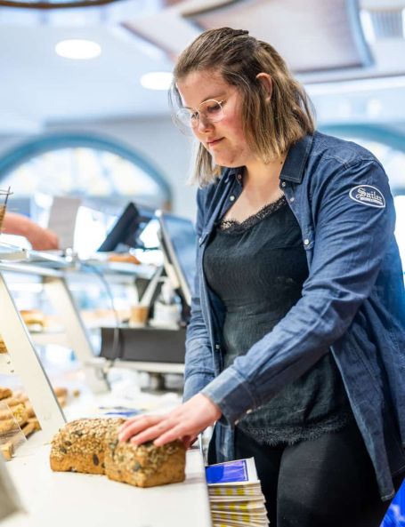 Sailer Lehrling hinter der Theke