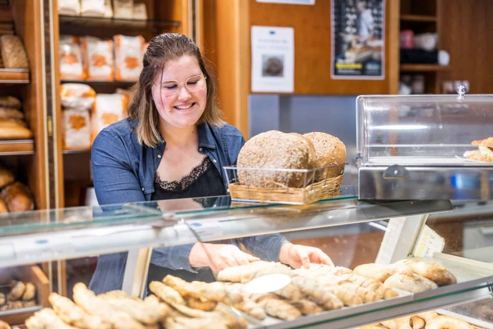 Sailer Azubine hinter Theke