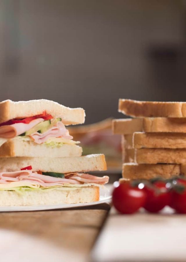 Sailer Frühstück mit belegten Toast
