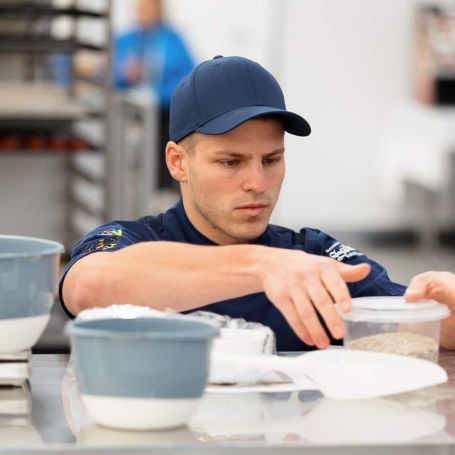 Simon Sailer greift nach Zutaten