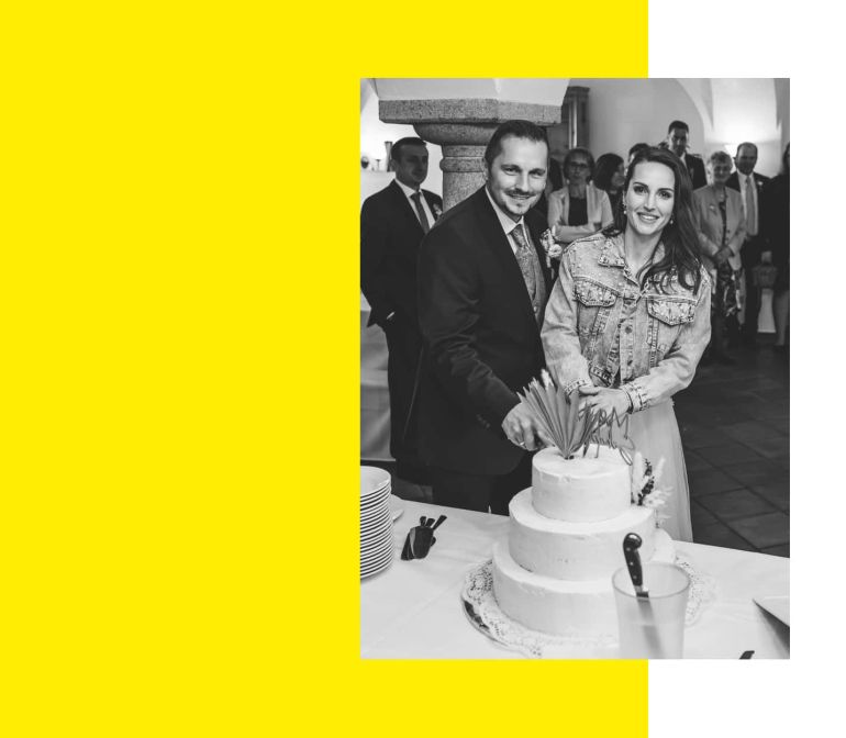 Brautpaar schneidet Hochzeitstorte an