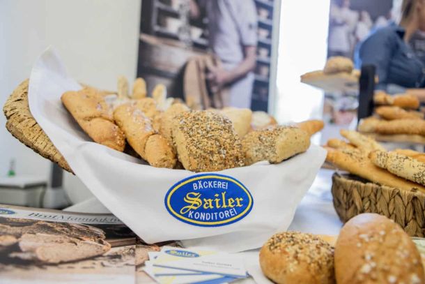 Schnitten und Torten hinter Theke